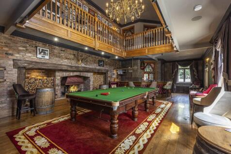 Bar/ Snooker Room