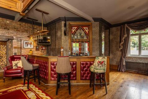 Bar/ Snooker Room