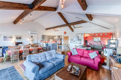 Lounge/Dining