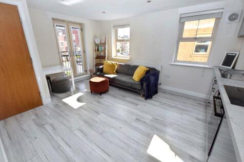 Lounge/Dining Area