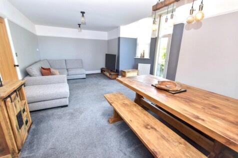 Lounge/ Dining Area