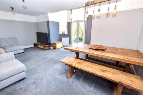 Lounge/Dining Area