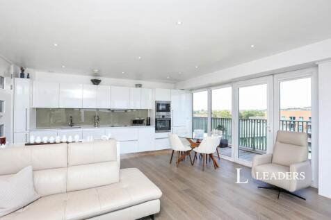 Open-Plan Kitchen / Dining Area