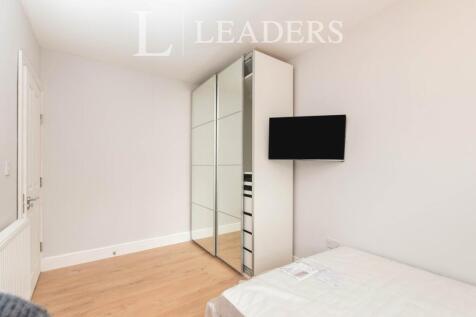Wardrobe, Draws and Tv on the wall