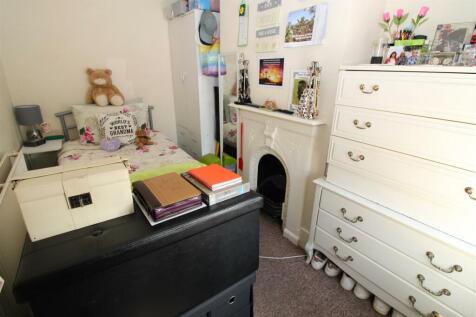 bedroom 2.JPG