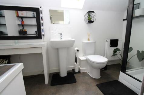 ensuite.JPG