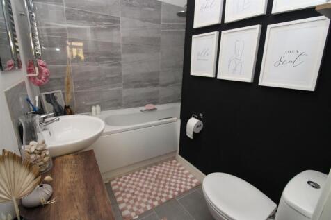 ensuite.JPG