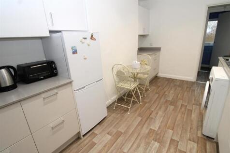KITCHEN 2.JPG