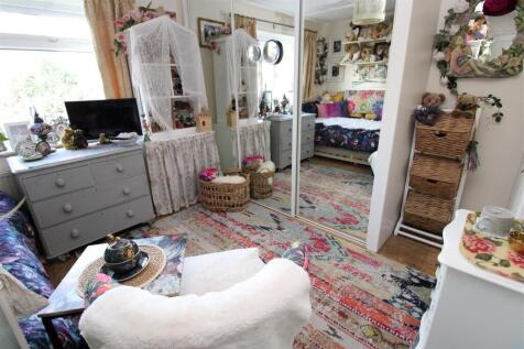 bedroom 1.JPG