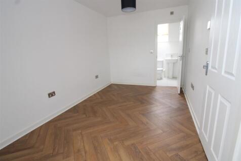 bedroom 1 again.JPG