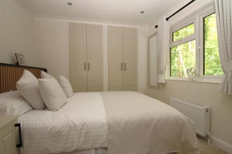 bedroom one again.JPG