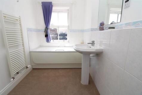Family Bathroom 2.JPG