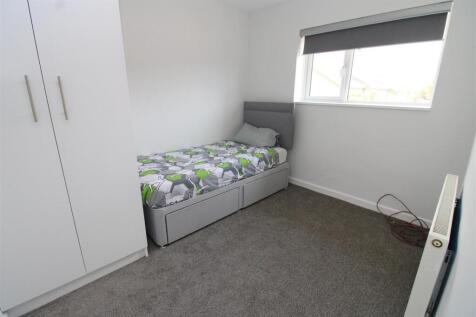 BEDROOM.JPG