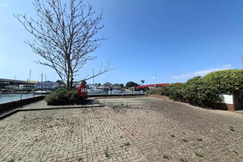 Communal Riverside Patio.jpg