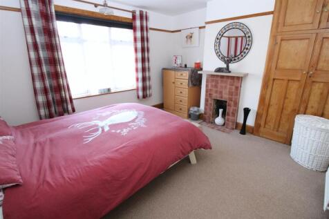 bedroom one again.JPG
