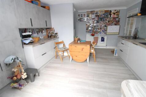 Kitchen 2.JPG