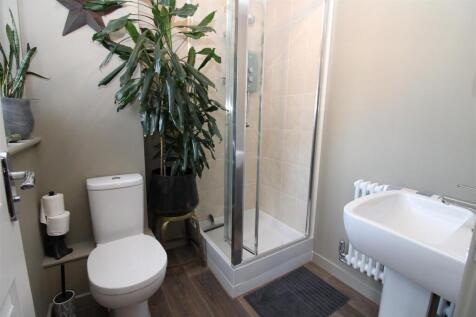 Ensuite to bedroom 2.JPG