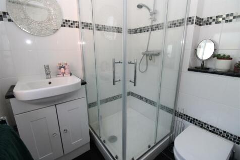SHOWER ROOM.JPG