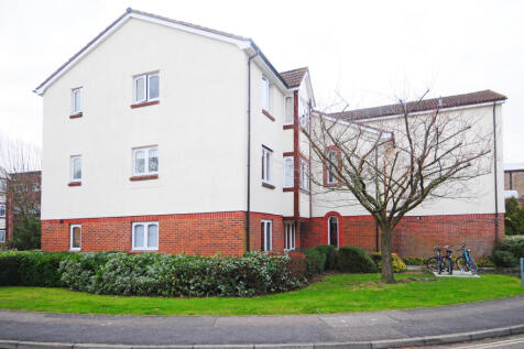 A quiet second floor apartment very close to THRE