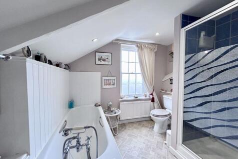 Family Bathroom 1