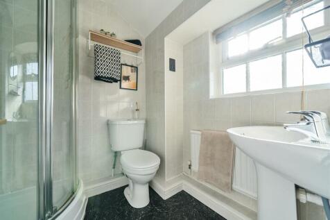 EN SUITE SHOWER ROOM