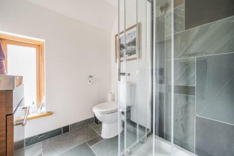 EN-SUITE SHOWER ROOM