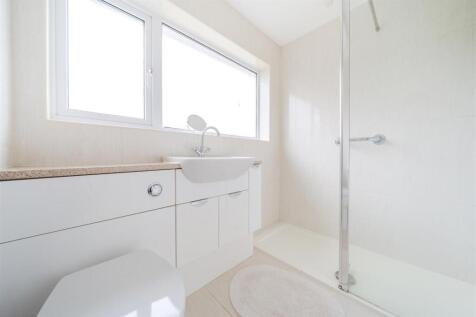 UPSTAIRS SHOWER ROOM