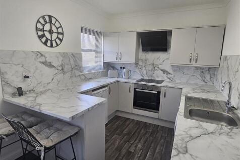 OPEN PLAN LOUNGE/ KITCHEN