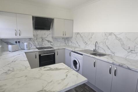 OPEN PLAN LOUNGE/ KITCHEN
