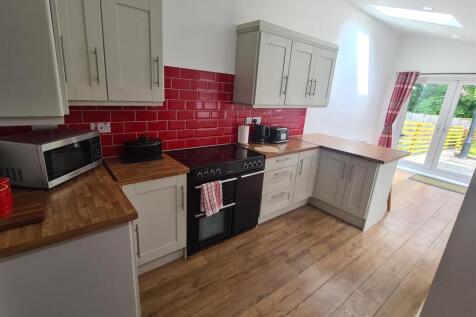 KITCHEN / DINING ROOM