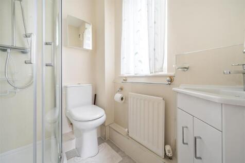 EN-SUITE SHOWER ROOM