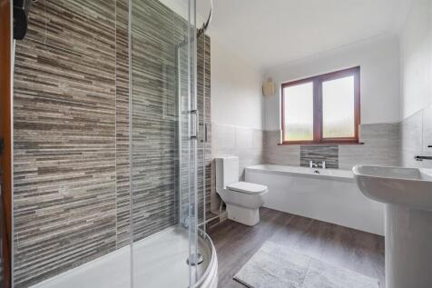 EN-SUITE BATHROOM