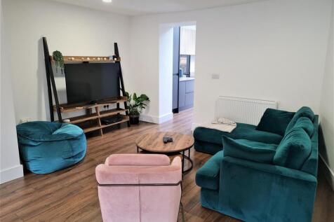 LOUNGE / DINING ROOM