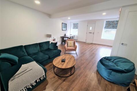 LOUNGE / DINING ROOM