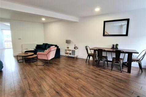 LOUNGE / DINING ROOM