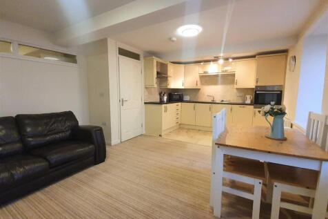 OPEN PLAN LOUNGE/ KITCHEN