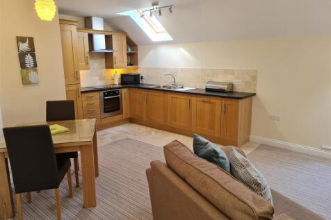 OPEN PLAN LOUNGE/ KITCHEN