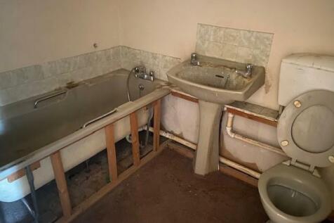 51 Harvesters Close Bathroom.jpg