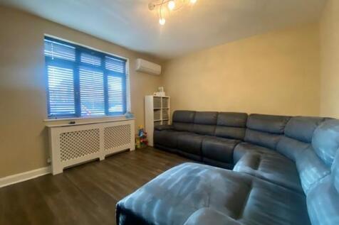 6 Faggs Road New Lounge Photo 2.jpg