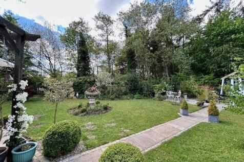 Extensive South Facing Rear Garden