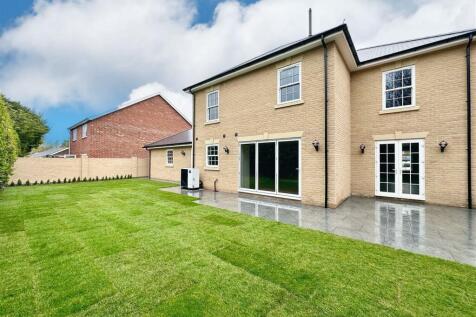 rear aspct and garden.jpg