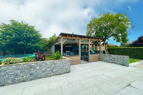 patio and covered seating area with outdoor ktiche