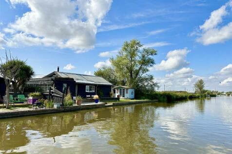 river aspect with no immediate neighbour to one si