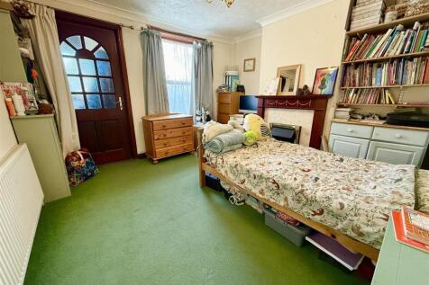 lounge (currently used as a bedroom)