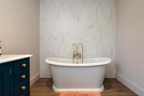 freestanding bath.jpg