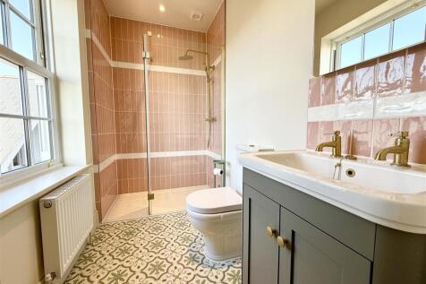 bedroom three en suite