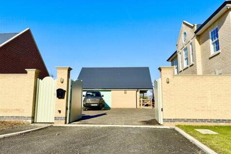 driveway entranc with electric gates