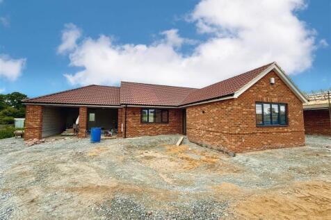 plot 1 front aspect in build.jpg