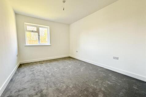 bedroom to side
