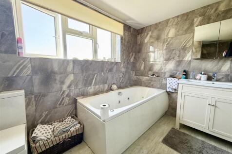 master en suite bathroom
